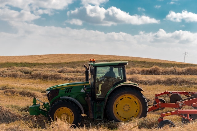 Zawias do szyby traktora- co trzeba o nim wiedzieć?
